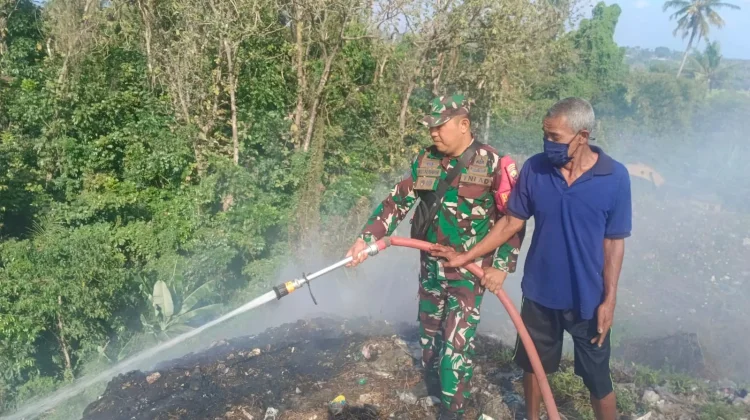 Babinsa Sembung Gede Bantu Pemadaman Titik Api TPA Mandung