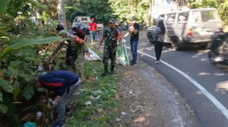 Danramil Baturiti Jaga Kebersihan Lingkungan Desa Batunya