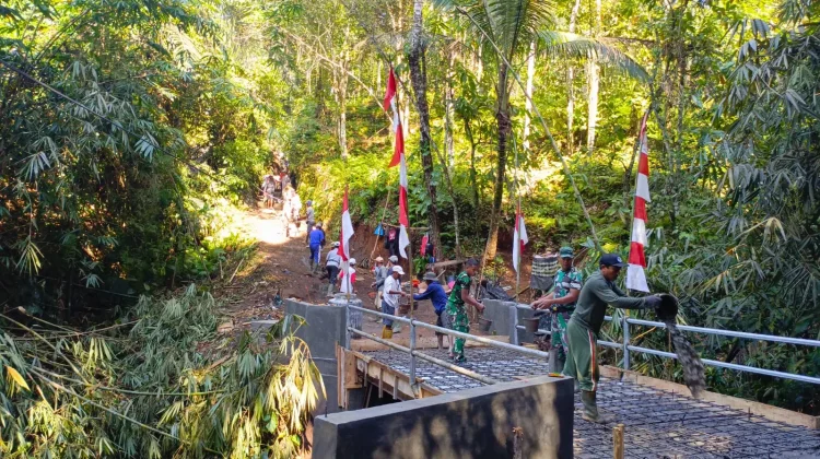 TNI dan Warga Getakan Gotong Royong Bangun Jembatan Garuda