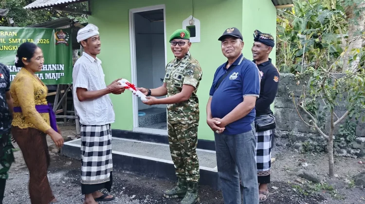 Kodim Klungkung Serahkan Jamban Sehat Bagi Warga Takmung