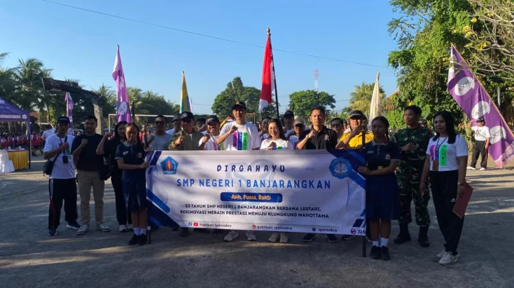 Babinsa Kawal Gerak Jalan HUT SMPN 1 Banjarangkan
