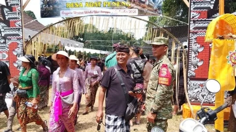 Babinsa Mekarsari Amankan Rangkaian Upacara Ngaben Massal