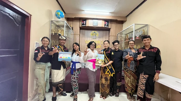 Duta Bahasa Provinsi Bali Serahkan Model Pembelajaran Serasi kepada SLB Negeri 2 D