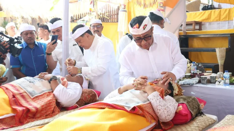 Jaya Negara Ngayah Nyangging di Metatah Massal Desa Adat Panjer