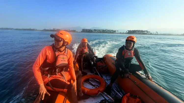 Tim SAR Masih Cari WNA Inggris Diduga Terseret Arus di Pantai Tembles