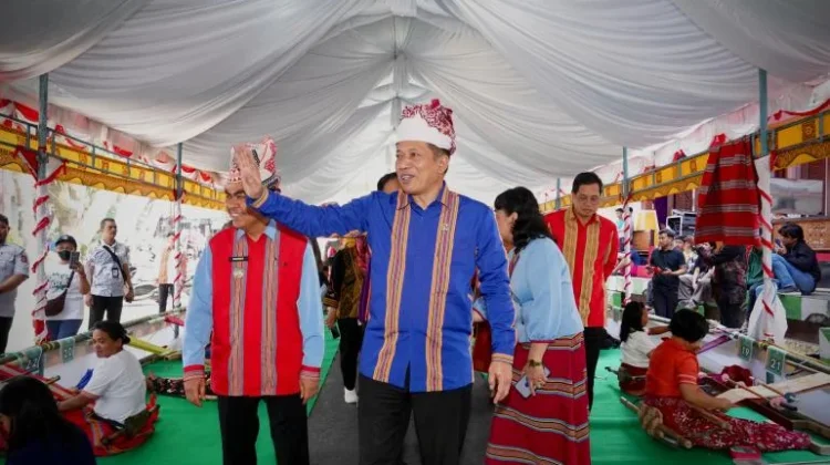 Menkop Dorong Konsolidasi Pengrajin Tenun Toraja