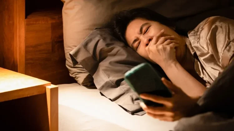 Scrolling HP sebelum Tidur Mengganggu Kinerja Otak