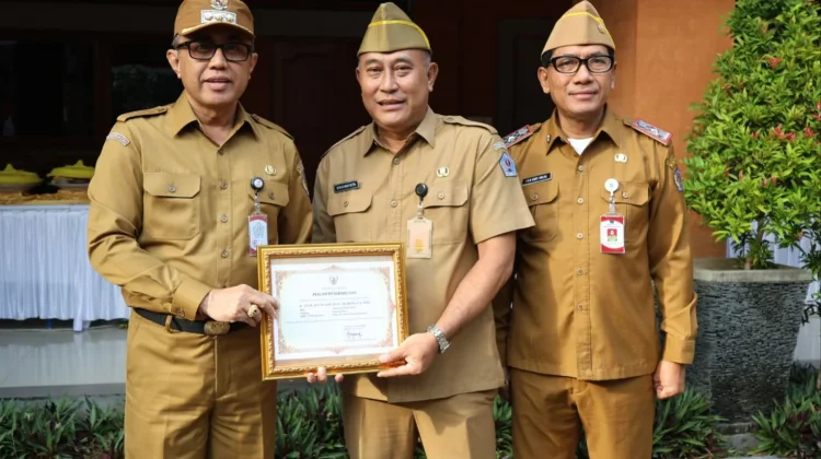 Jaya Negara Beri Penghargaan Kadis Pertanian Denpasar yang Purna Tugas