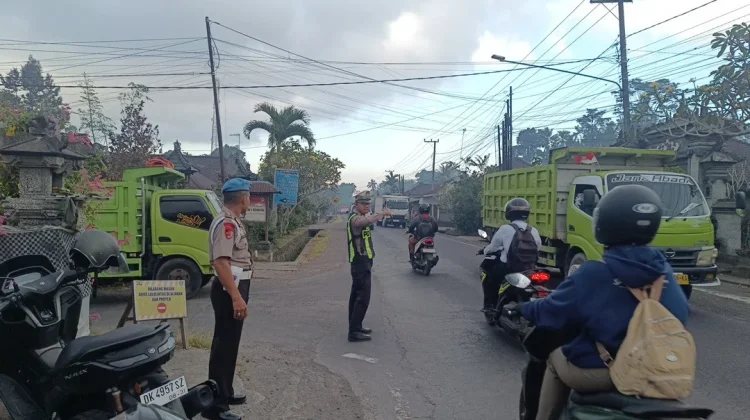 Personil Polsek Rendang Melaksanakan Pos Strong Point Atensi Cegah Laka Lantas