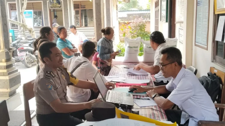 Bhabinkamtibmas Desa Talibeng Sambangi Kantor Desa, Pantau Pembagian Beras Bulog