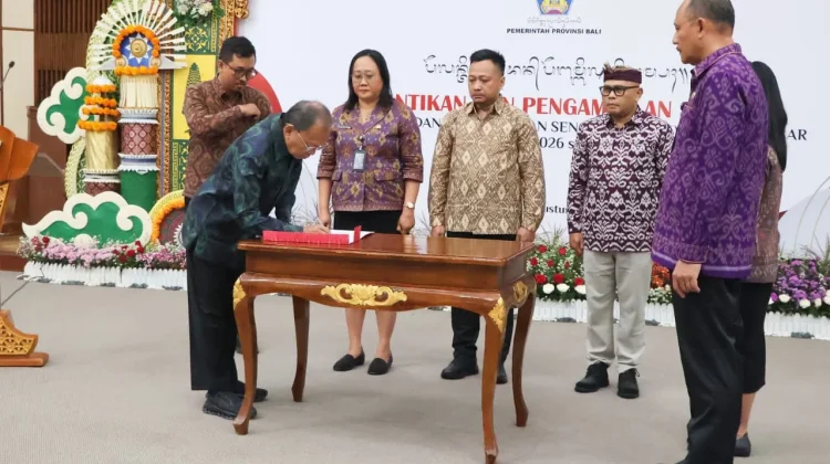 Gubernur Koster Lantik Anggota Badan Penyelesaian Sengketa (BPSK) Kota Denpasar