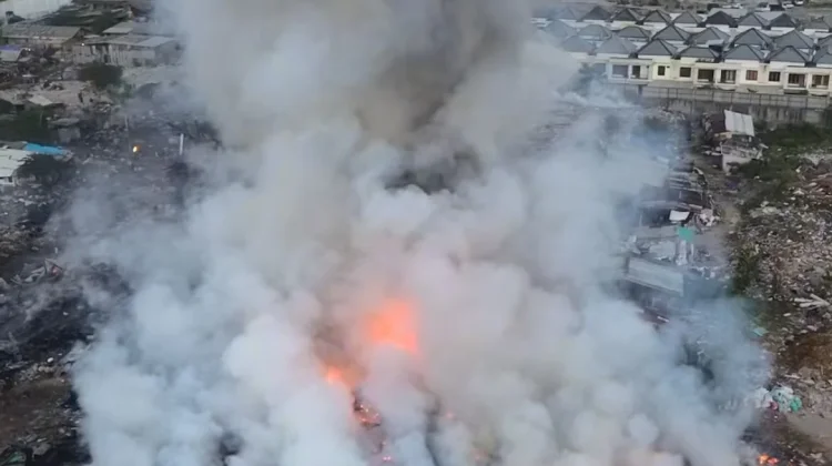 Gudang Rongsokan di Denpasar Terbakar, Proses Pendinginan Masih Berlangsung