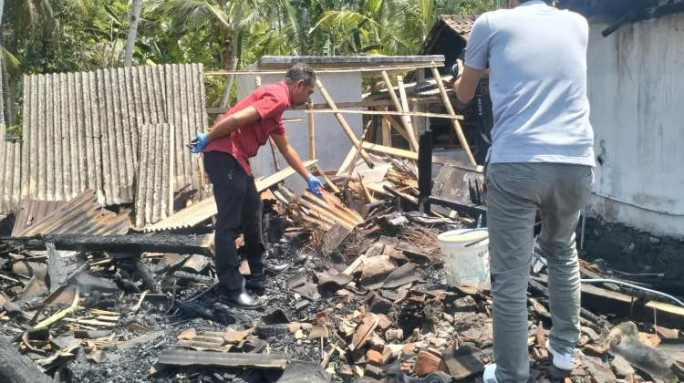 Diduga akibat Api Tungku, Dapur Lansia di Jembrana Ludes Terbakar