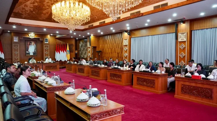 Ny. Putri Koster Dorong Perajin Bali Kreatif