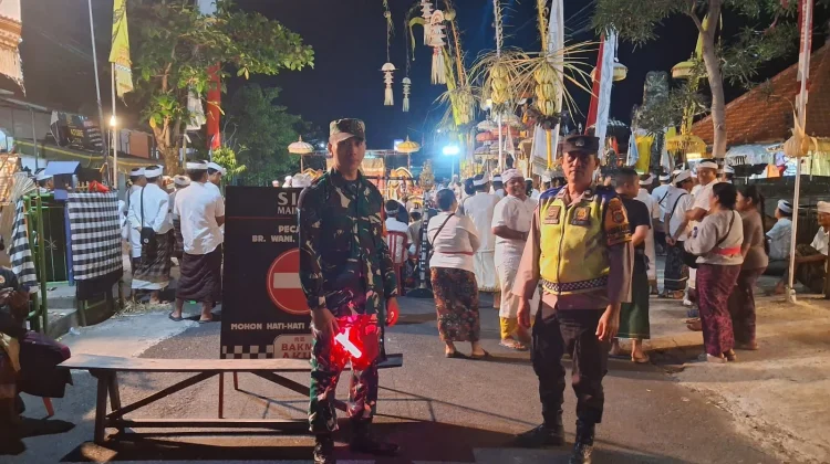 Babinsa Kerambitan Kawal Prosesi Piodalan di Pura Saren Gong