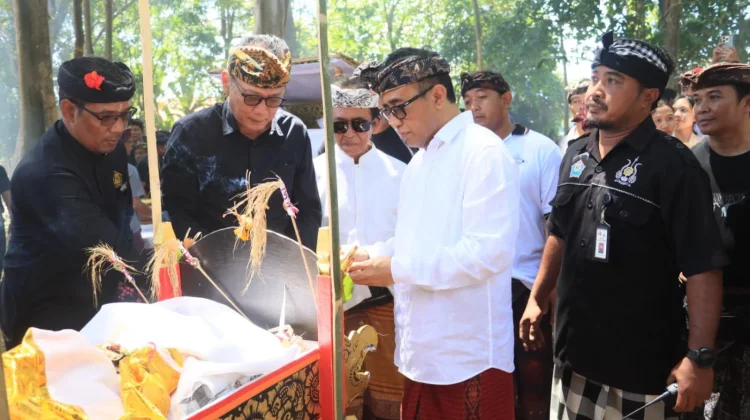 Karya Atiwa-Tiwa Desa Adat Kesiman Diikuti Ratusan Krama