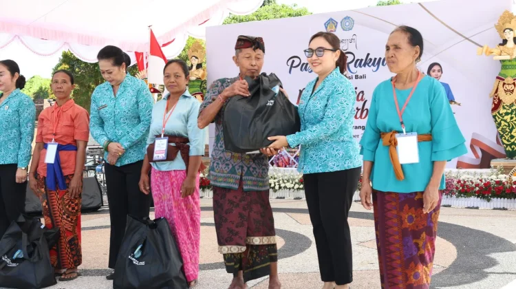 TP PKK Denpasar Belanja dan Berbagi untuk Warga Karangasem