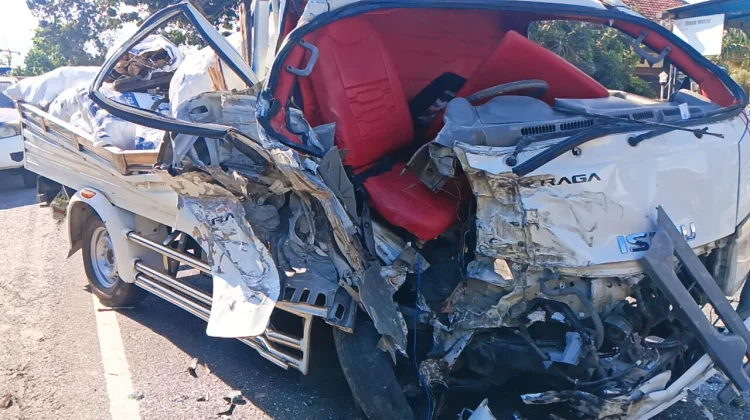 Terekam Dashcam: Pikap Oleng Hantam Tronton, Sopir Tewas