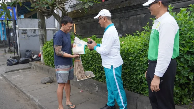 Warga Jaga Lingkungan dapat Apresiasi Beras 5 Kg dari TP PKK Bali