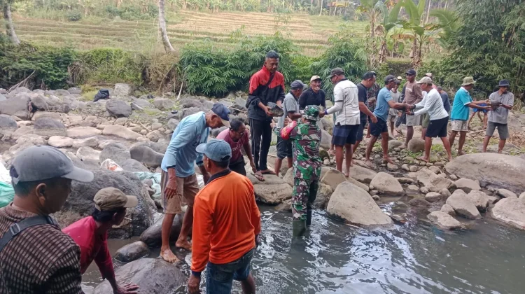 Gotong Royong Babinsa dan Krama Subak Sigaran Perkuat Pasokan Air Pertanian