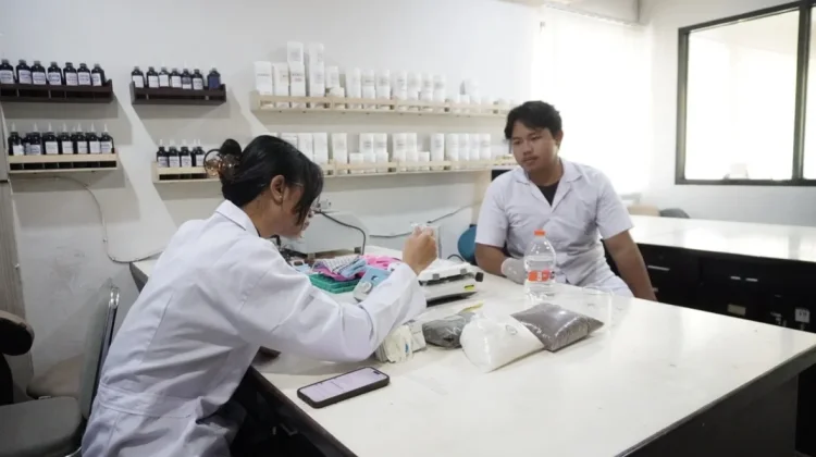 Mahasiswa Unud Rancang AZOCALM, Kompres Hangat Praktis yang bisa Dipakai Berulang
