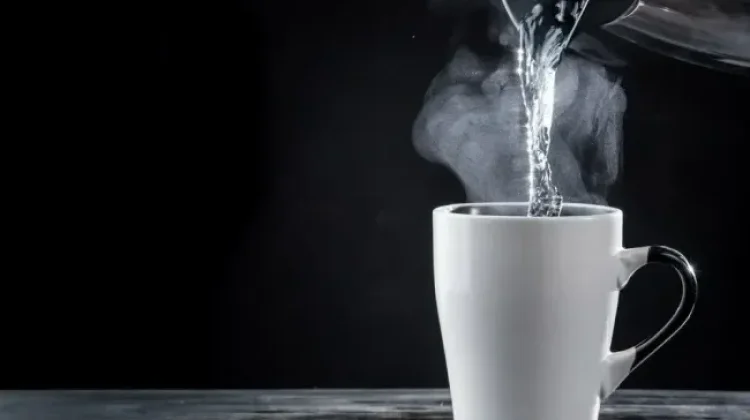 Apa Manfaat Minum Air Hangat di Pagi Hari ?