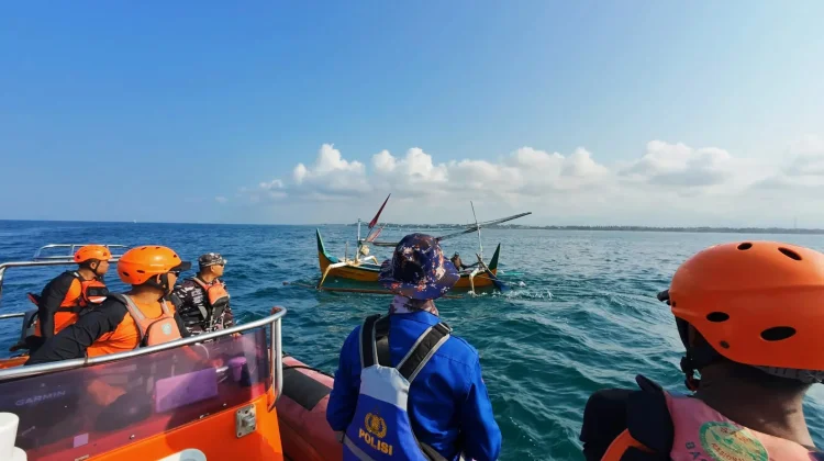 Perahu Nelayan Pecah Hantam Batang Kayu di Laut, Satu Belum Diketemukan