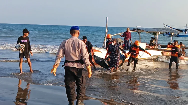 Jenazah Nelayan Jembrana Dievakuasi Dua Jukung dari Banyuwangi