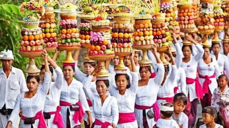 Ada Peran Besar Perempuan Hindu di Balik Yadnya Bali