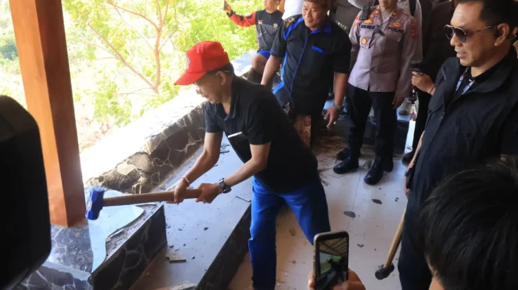 Gubernur Koster Pimpin Pembongkaran Vila di Desa Pejarakan Buleleng