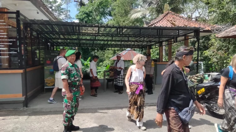 Babinsa Wongaya Gede Intensifkan Pengawasan di Pura Luhur Batukaru
