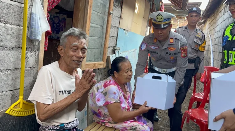 Peringati Harlinnas, Satlantas Jembrana Sambangi Warga Sakit