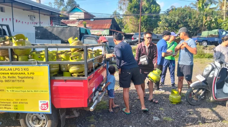 Babinsa Tegallalang Dampingi Operasi Pasar LPG 3 Kg