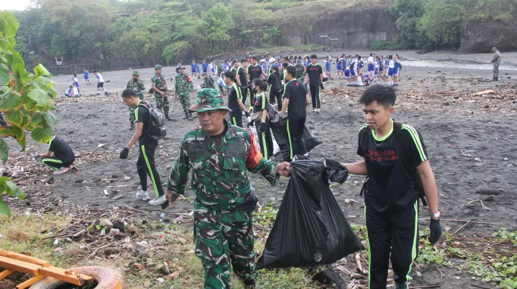 Kodim Tabanan gelar Karya Bakti di Pantai Yeh Gangga
