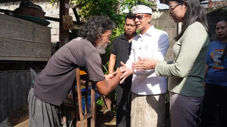 Bupati Klungkung Serahkan Bantuan Sosial Rutin bagi Penyandang Disabilitas