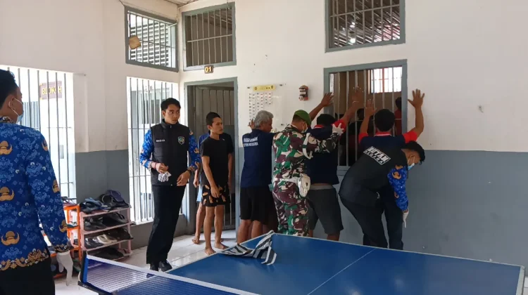 Sidak 10 Kamar Rutan Negara, Petugas Temukan Barang Berbahaya
