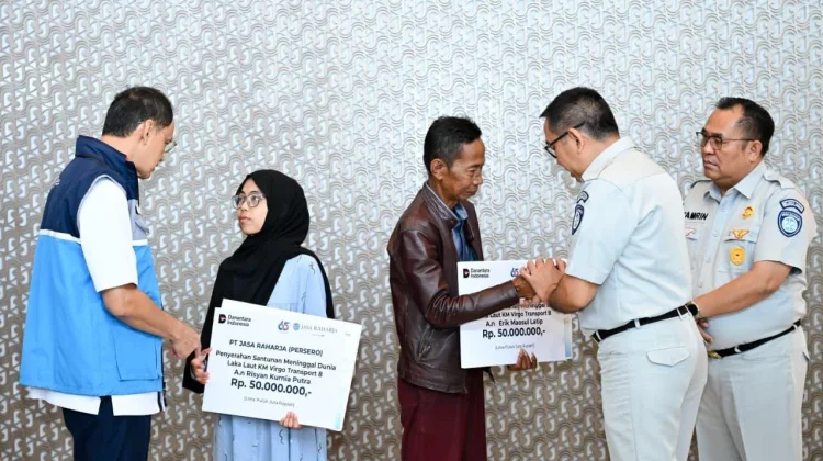 Jasa Raharja Serahkan Santunan kepada Dua Ahli Waris Korban KM Virgo Transport 8