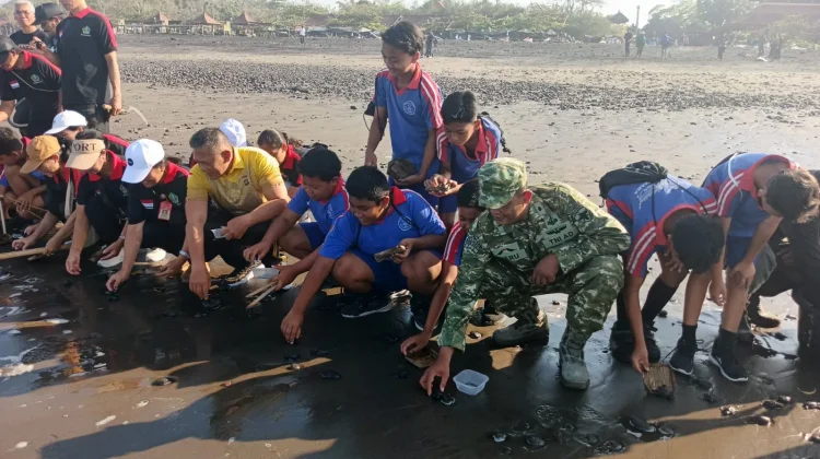 Babinsa Sudimara Hadiri World Cleanup Day di Pantai Yeh Gangga