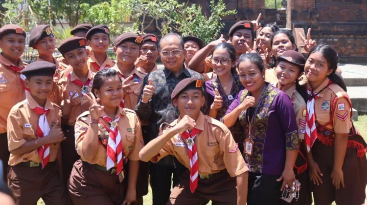 Gubernur Koster Traktir Siswa SMPN 13 Denpasar Nasi Jinggo