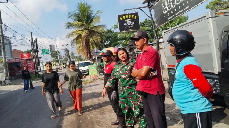 Babinsa Dauh Peken Kawal Penanganan Saluran Irigasi Cegah Banjir