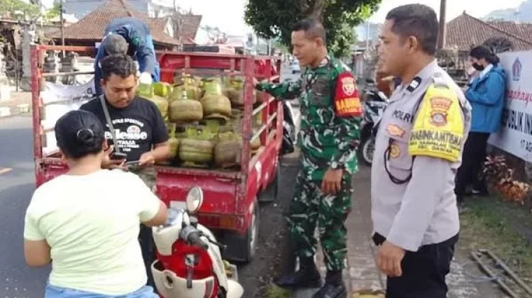 Warga Serbu Pasar Murah LPG 3 Kg di Klungkung
