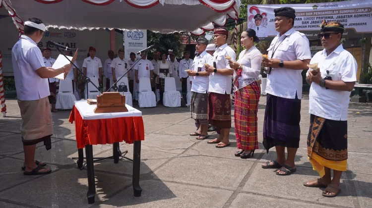 Ingatkan Keteladanan dan Kerja Keras, Bupati Jembrana Lantik 21 Pejabat di Sekolah