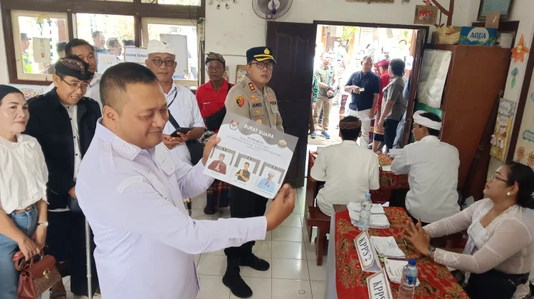 Bupati Mahayastra Tinjau TPS Pilkel Serentak Gianyar