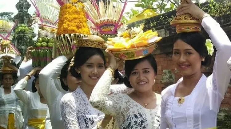 Wanita dan Dharma, Menjaga Keluarga serta Generasi Penerus
