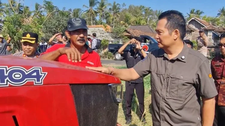 Dukung Ketahanan Pangan, Bupati Kembang Serahkan 4 Unit Traktor Roda Empat
