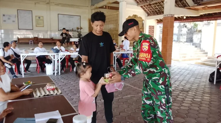 Babinsa Damping Posyandu, Jaga Kesehatan Warga Sampalan Tengah