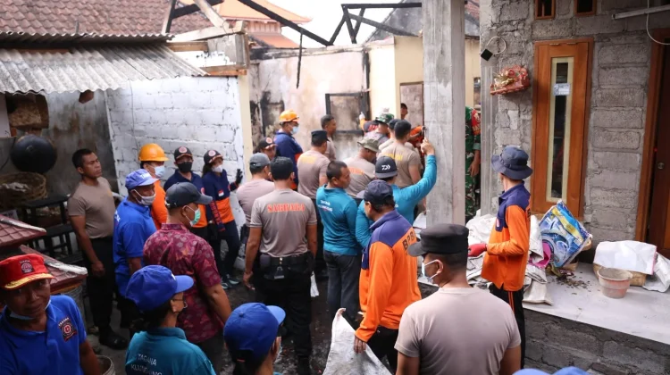 Tinjau Lokasi Kebakaran di Desa Negari, Wabup Tjok Surya Serahkan Bantuan Sosial