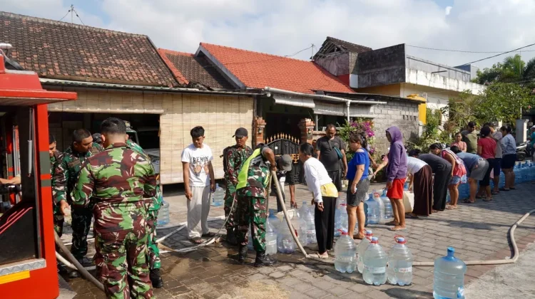 Kodam IX/Udayana Salurkan Air Bersih Warga Terdampak Kekeringan