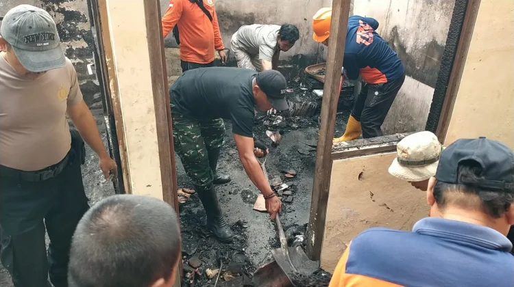 Aparat Gabungan Bersihkan Rumah Warga Pasca Kebakaran