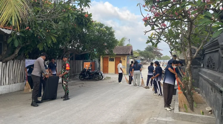 Babinsa Kutampi Kaler Ajak Warga Bersihkan Pantai